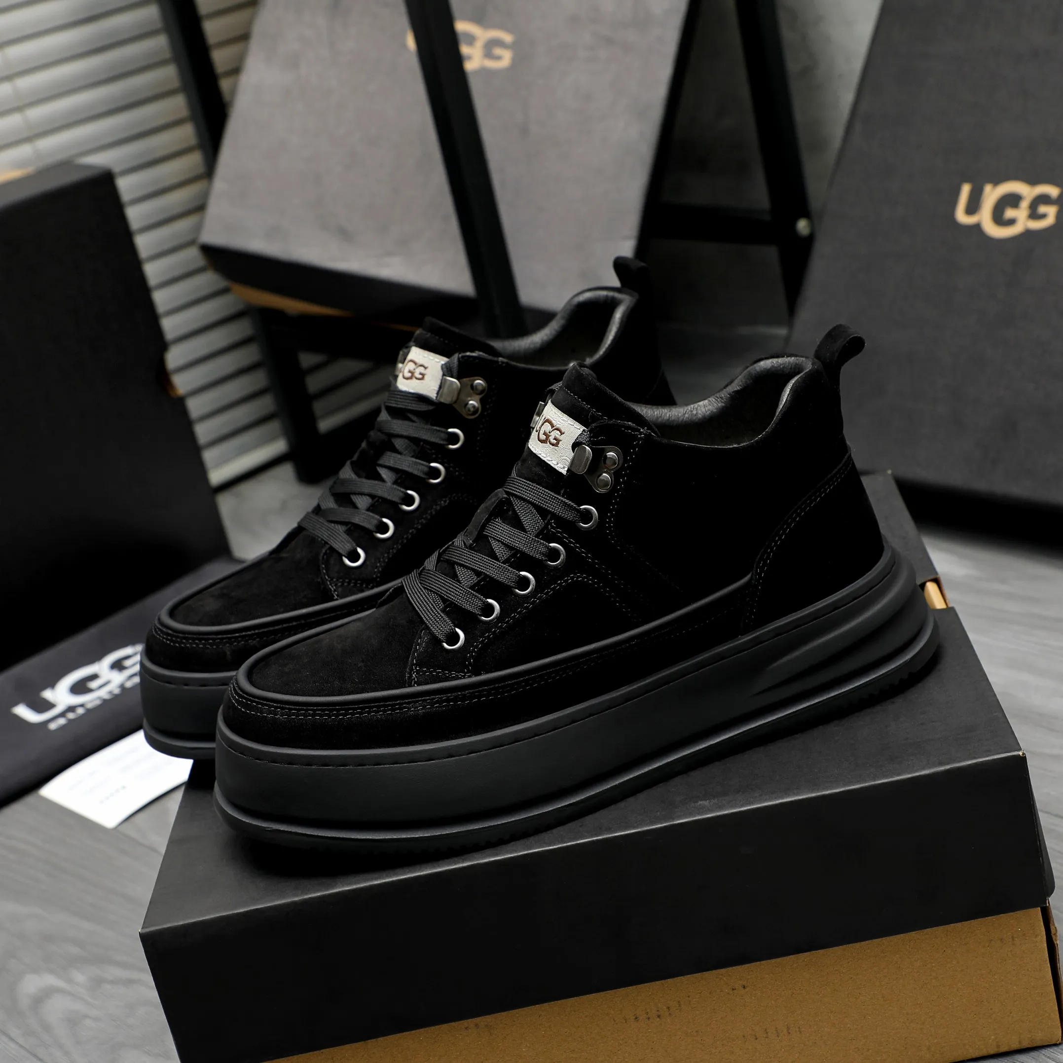 P620 Product trademark: "UGG" Gaobang men's shoes Regular size: 39-44 Product materials: Selected suede cowhide upper, wool lining, original outsole